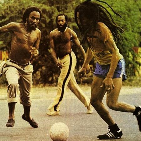 Bob Marley jogando futebol - Reprodução