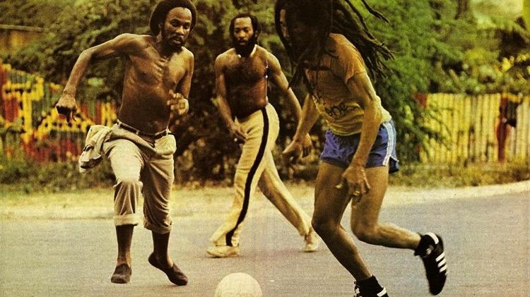 Bob Marley jogando futebol - Reprodução - Reprodução