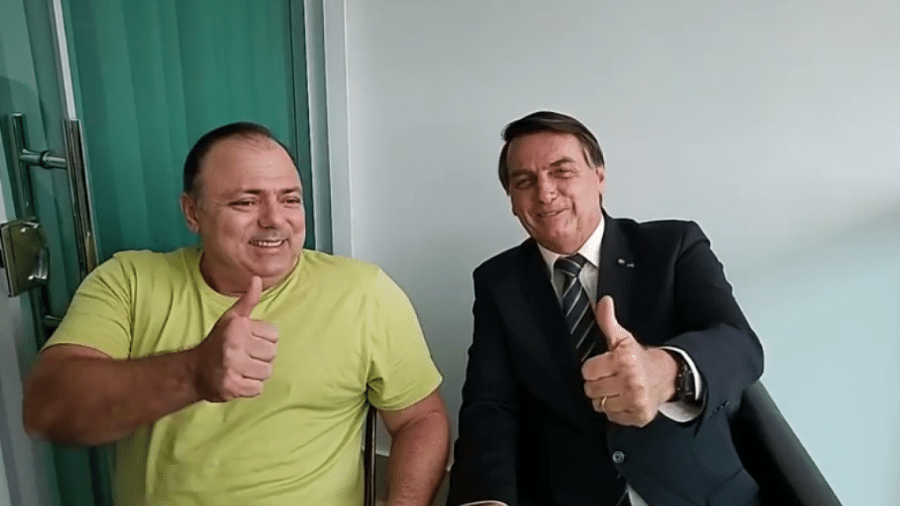 Pazuello e Bolsonaro: senhoras e senhores, não há falta de seringas porque nós vamos tomá-las do governo de São Paulo -                                 Reprodução/Facebook                            