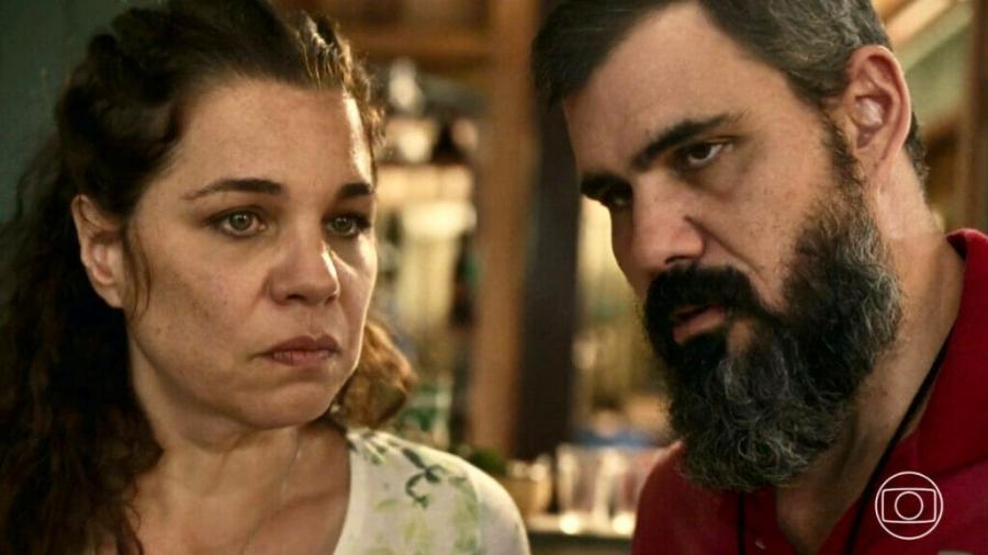 Maria Bruaca (Isabel Teixeira) e Alcides (Juliano Cazarré) em Pantanal  - Reprodução/TV Globo 
