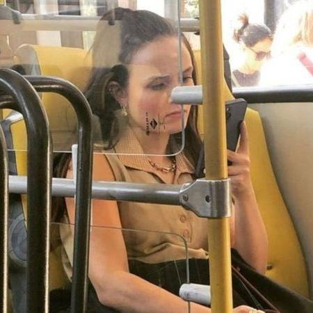 Imagem de Larissa Manoela sentada no ônibus mexendo no celular viralizou nas redes sociais