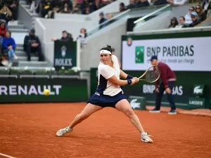Jabeur segue firme e iguala melhor campanha em Roland Garros