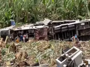 Três pessoas morrem após trio elétrico capotar em rodovia de Pernambuco