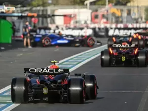 VÍDEO F1: Veja batida entre Pérez e Sainz no final da corrida em Baku