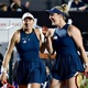 Stefani e Dabrowski salvam match-point e jogam a 5&ordf; final do ano