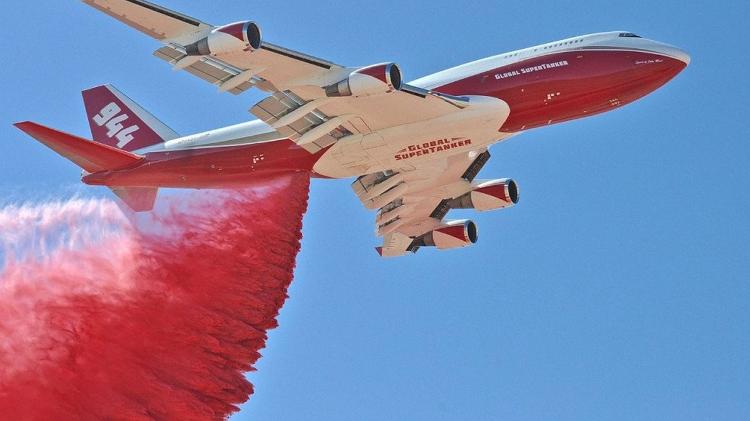 O Boeing 747 "Supertanker": capacidade de lançar mais de 70 mil litros de produtos contra incêndios