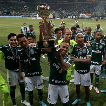 Jogadores do Palmeiras com o troféu do título da Recopa 2022 - GettyImages
