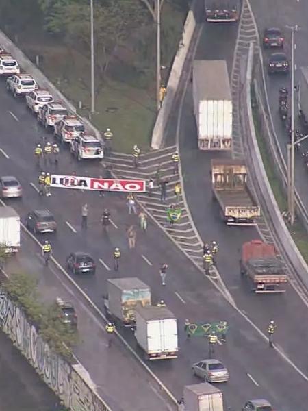 Caminhoneiros bloqueiam trechos da Marginal Tietê em São Paulo; em Guarulhos, voos cancelados -  O Antagonista 