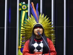 Célia Xakriabá denuncia violência contra indígenas em meio à tragédia no RS