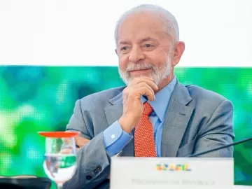 Na Europa, Lula diz que democracias 'correm risco' e defende ação conjunta