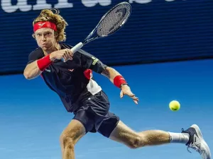 Rublev vence mais uma e faz quartas, Goffin surpreende