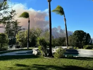 Novo foco de incêndio se espalha para a região de Calabasas, uma das cidades mais ricas dos EUA