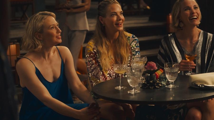 Carrie Coon, Michelle Monaghan e Leslie Bibb em cena de The White Lotus Carrie Coon, Michelle Monaghan e Leslie Bibb em cena de The White Lotus