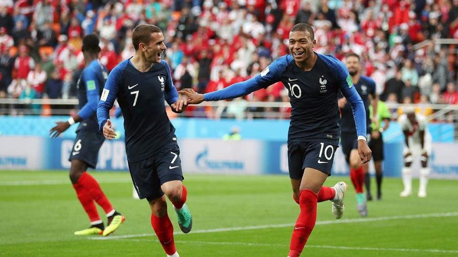 Mbappé (dir.) comemora com Griezmann, da França (Photo by Catherine Ivill/Getty Images) - 