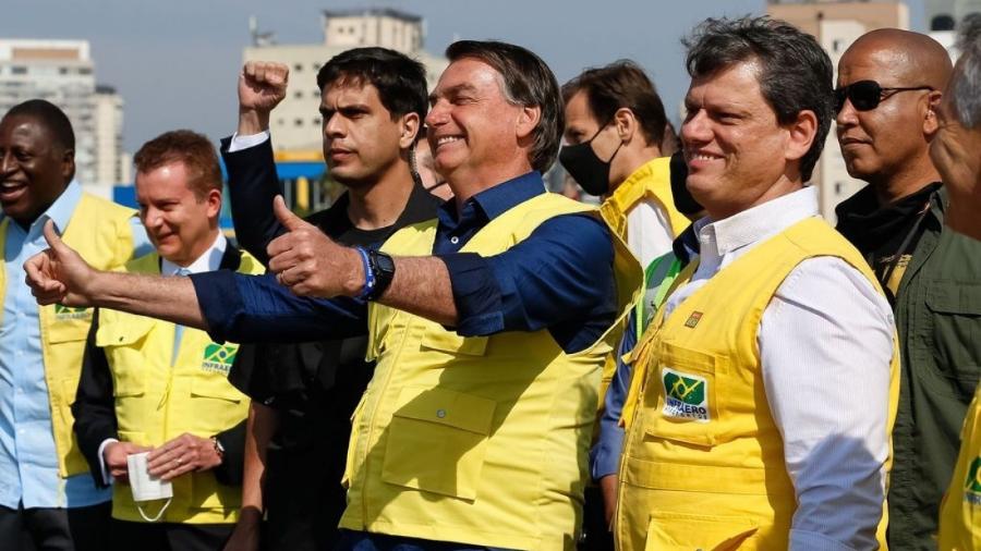 O presidente da República Jair Bolsonaro, posa para foto com operários que participaram das obras de recuperação da pista principal do Aeroporto de Congonhas.                               -                                 Carolina Antunes/PR                            