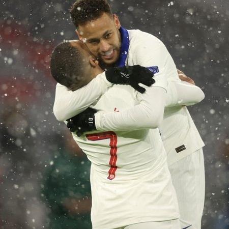 Neymar e Mbappé celebram gol do PSG - GettyImages