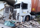 Carreta que transportava madeira sai de avenida e invade casa na Zona Sul do Recife - JC Online