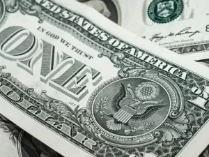 Dólar opera em alta e bate R$ 6,21; Ibovespa cai