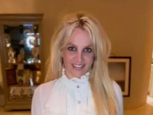 Britney Spears surge de biquíni em espelho e corpo de ‘boneca’ chama atenção