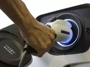 Saudades do posto: carro híbrido estraga ao só rodar no modo elétrico?