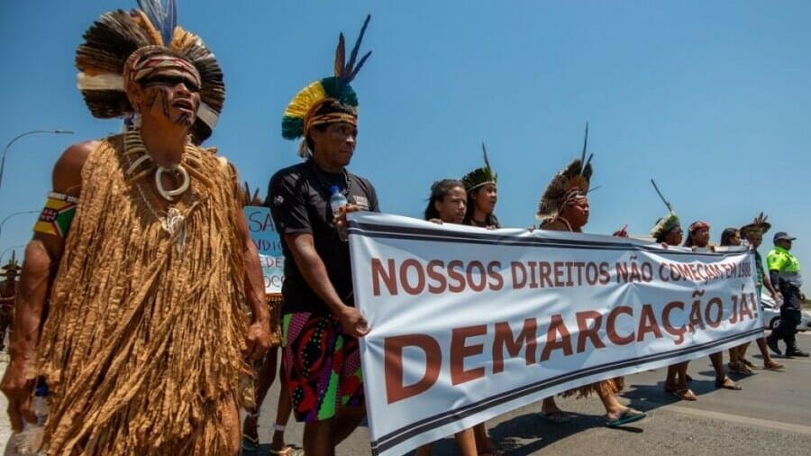 Indígenas protestam contra o marco temporal antes da aprovação do texto pela Câmara dos Deputados - Tiago Miotto/Cimi