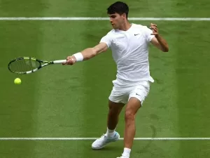 Alcaraz estreia em Wimbledon com vitória tranquila
