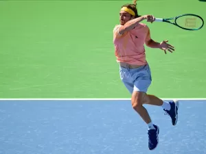 Tsitsipas celebra crescimento no fim em 1º jogo após romper com o pai