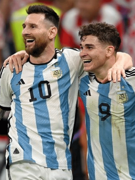 Júlian Álvarez comemora com Messi gol da Argentina sobre a Croácia, pela semifinal da Copa 2022 - Selección Argentina/Instagram/Reprodução