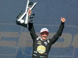 Stock Car: De ponta a ponta, Salas vence última corrida da temporada 2024