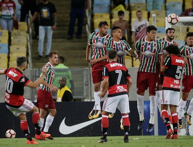 Diego marcou o primeiro gol do Flamengo em bela cobrança de falta no Maracanã - Ricardo Moraes/Reuters