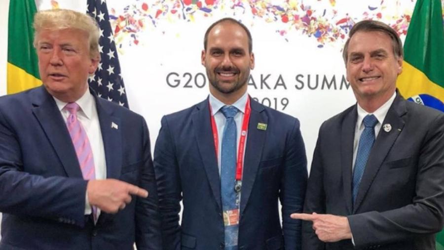 Trump e Bolsonaro apontam para Eduardo durante encontro do G20 no Japão em julho, em foto publicada pelo deputado em seu Instagram - Trump e Bolsonaro apontam para Eduardo durante encontro do G20 no Japão em julho, em foto publicada pelo deputado em seu Instagram