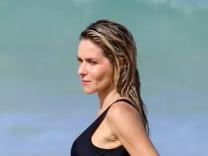 Monique Alfradique é fotografada de maiô durante gravação na praia e bumbum sarado chama atenção