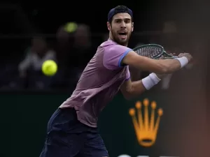 Khachanov vinga Medvedev e elimina Popyrin em sets diretos