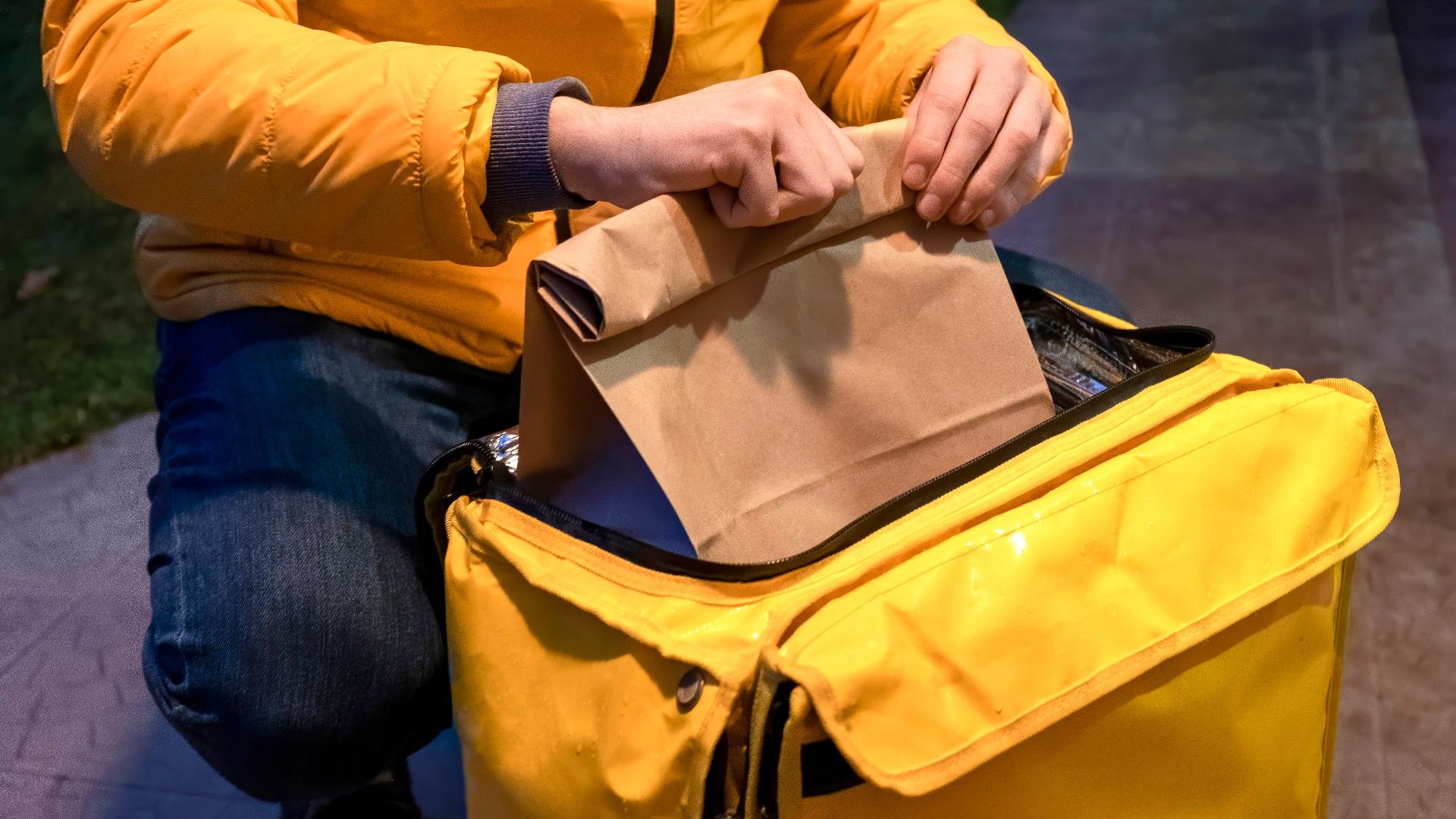 Imagem de uma pessoa entregando delivery - undefined