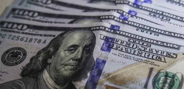 Dólar abre em alta, a R$ 5,03, influenciado por petróleo e política