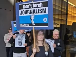 Usando tocha como símbolo, jornalistas da TV que transmite os Jogos Olímpicos para a Austrália fazem greve
