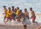 Salva-vidas que tirou Chumbinho em acidente no mar comenta regaste - Foto: reprodução/Brian Bielmann / AFP