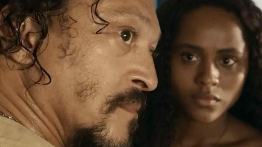 O abusador Venâncio (Fábio Lago) e sua filha Maria Santa (Duda Santos) em cena do remake de "Renascer"