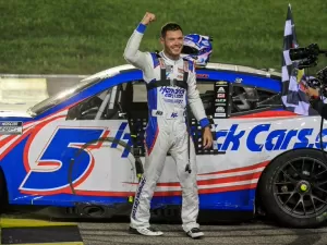 Larson supera Buescher no Kansas no final mais próximo da história da NASCAR