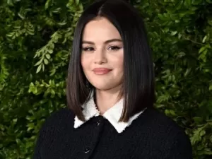 Selena Gomez exibe anel ENORME de diamante após noivado com Benny Blanco e se declara: “Sonhei a vida toda”