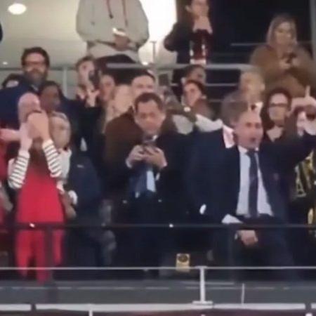 Presidente da federação espanhola é flagrado fazendo gesto obsceno na final da Copa 2023