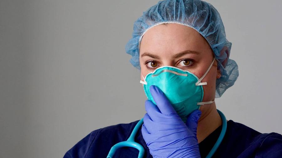 Enfermeira usa a máscara N95 - Divulgação