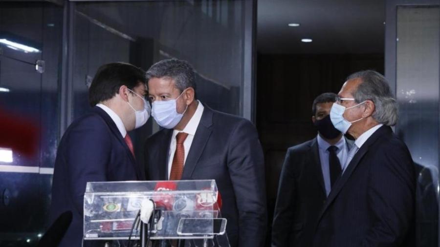 Rodrigo Maia (à esq.) e Arthur Lira (centro) buscam "o avesso do avesso do avesso" na eleição da Câmara - Agência Câmara