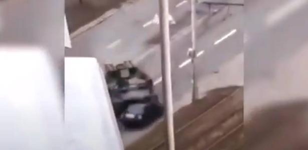 Vídeo mostra tanque atropelando carro nos arredores da capital da Ucrânia     