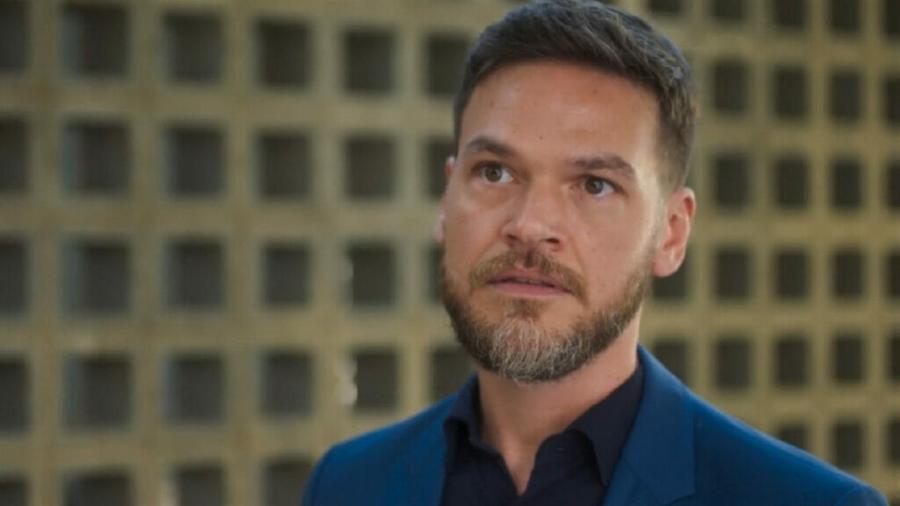 Theo (Emílio Dantas) em Vai na Fé - Reprodução - TV Globo 