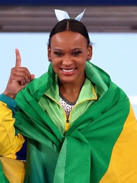  Após ganhar duas medalhas nos Jogos, Rebeca Andrade irá representar o Brasil na cerimônia de encerramento do evento   - Grupo CARAS