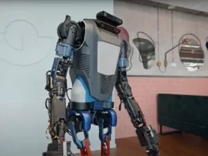 Empresa lança robô humanoide de IA controlado com linguagem natural