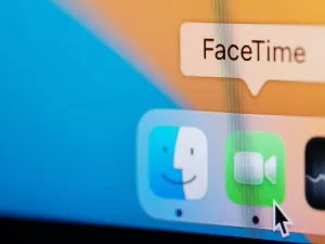 Como ativar o Isolamento de Voz ou o Espectro Amplo no FaceTime do Mac