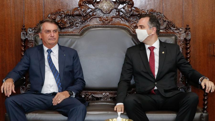 Bolsonaro e Rodrigo Pacheco, durante entrega da Medida Provisória de capitalização da Eletrobras, em 23 de fevereiro  - Alan Santos/PR