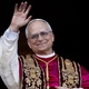 Novo Papa concorda com partida de tênis beneficente e brinca com Sinner